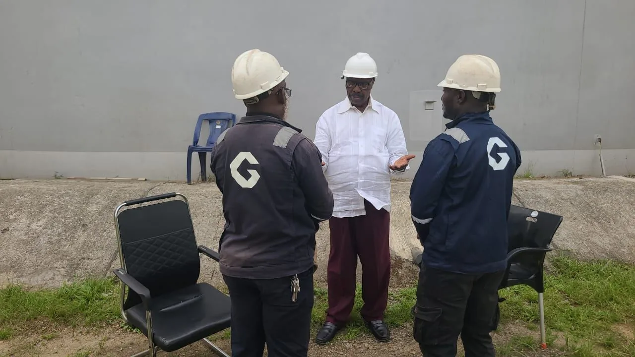Gasontex site staff briefing a client at a tank rehabilitation site