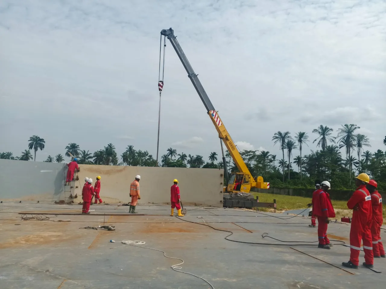 Gasontex engineers and construction crew assembling a storage tank with a mobile crane