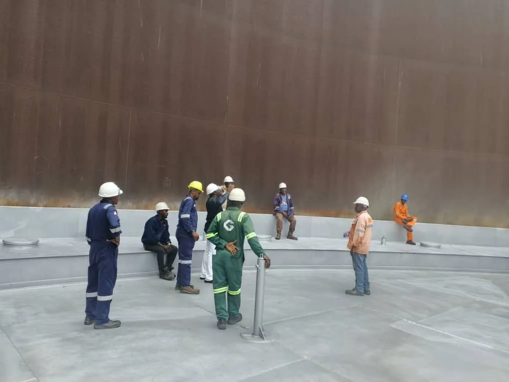 Gasontex team gathered for a briefing at a storage tank rehabilitation site